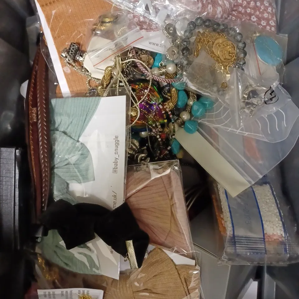 BOX OF APPROXIMATELY 30 ASSORTED JEWELLERY ITEMS TO INCLUDE WATCHES, EARRINGS, BRACELETS ETC   