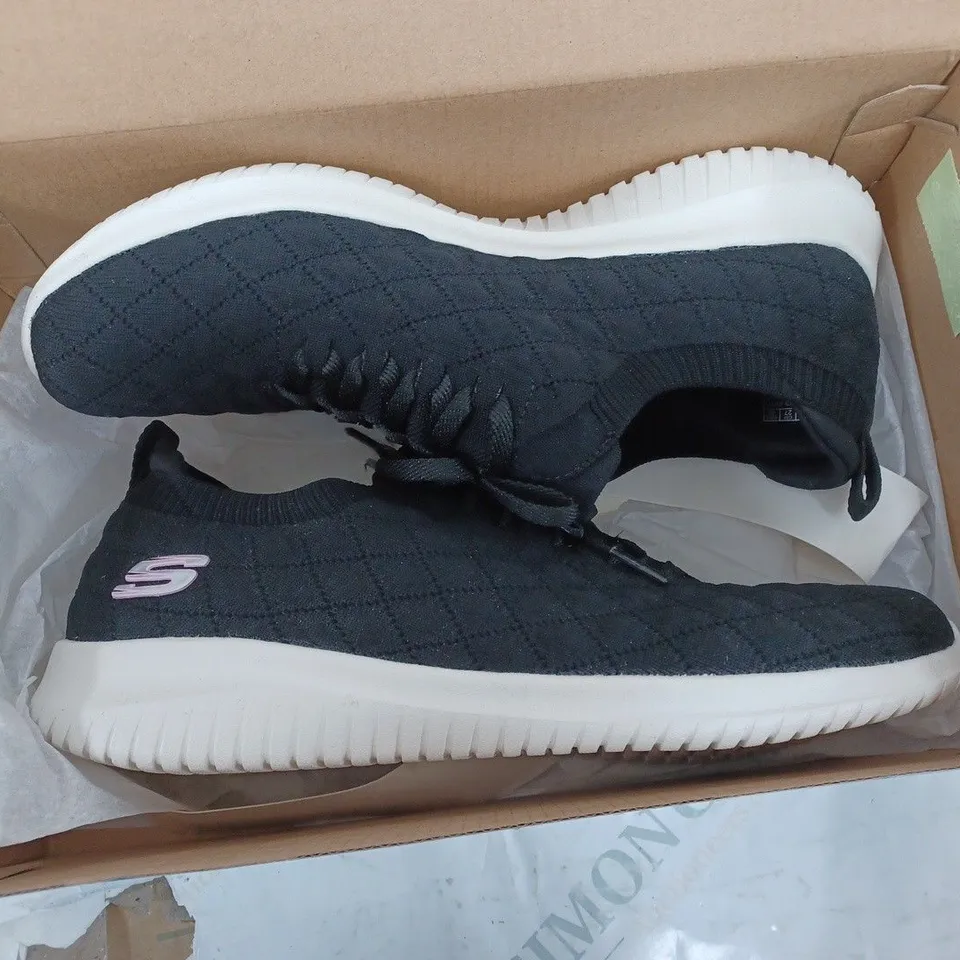 BOXED SKETCHERS STRECH FIT UK 7