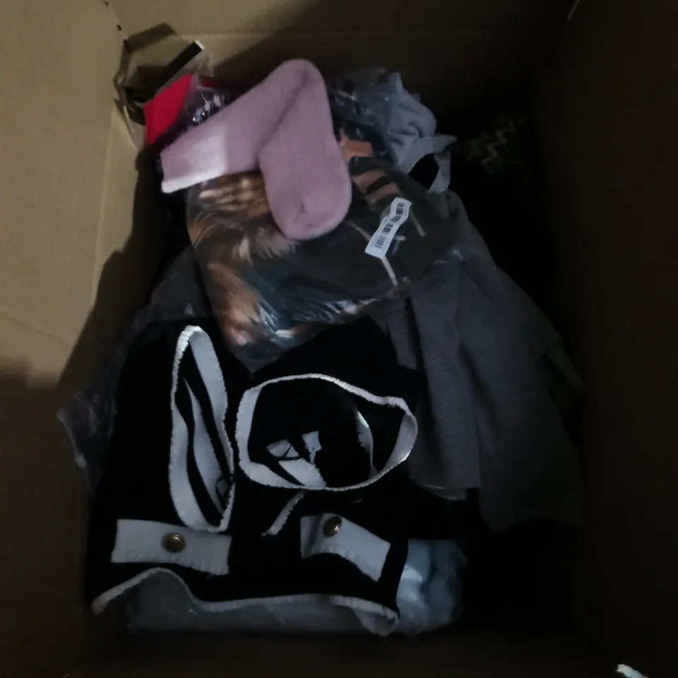 APPROXIMATELY 20 ASSORTED CLOTHING AND FASHION PRODUCTS IN VARIOUS STYLES AND SIZES - COLLECTION ONLY