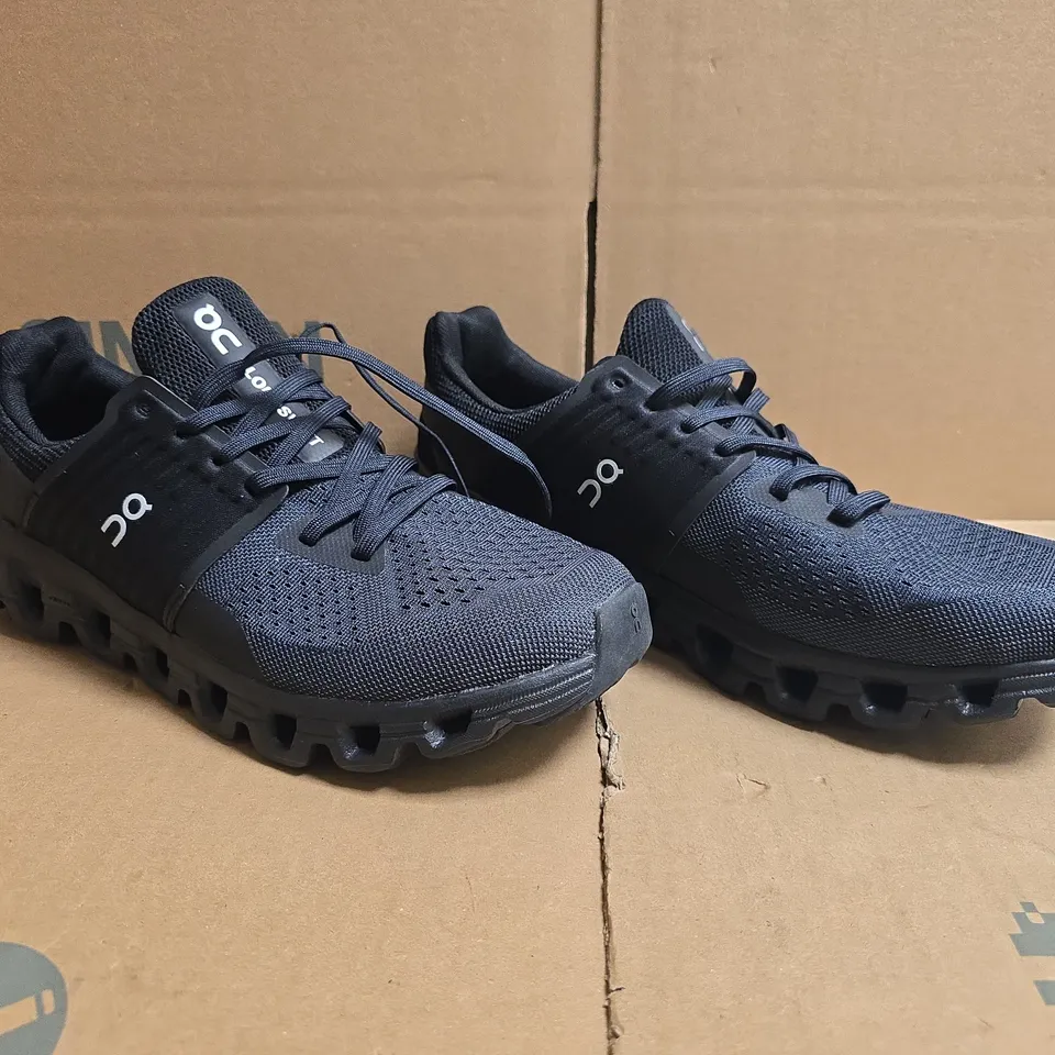 PAIR OF ON CLOUDSWIFT TRAINERS IN BLACK SIZE UK 9