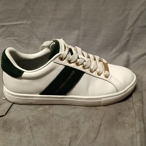 HOLLAND COOPER WHITE LEATHER TRAINERS WITH GREEN SUEDE HEEL – GOLD EYELETS