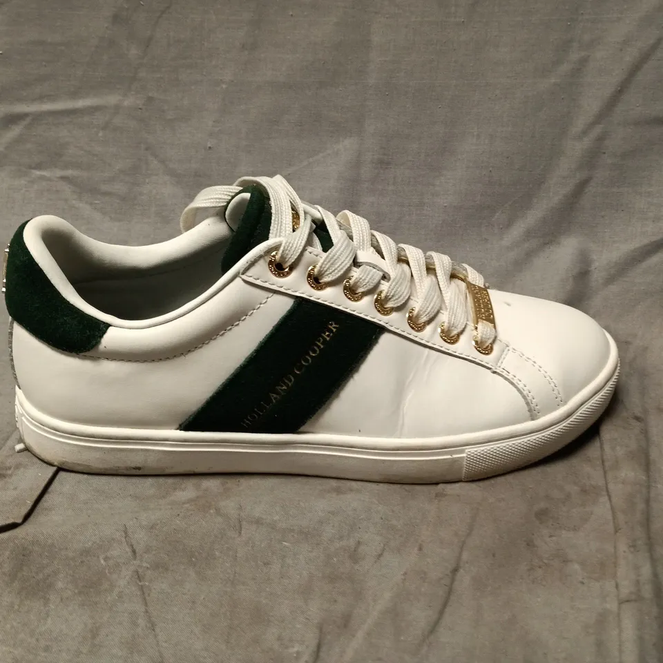 HOLLAND COOPER WHITE LEATHER TRAINERS WITH GREEN SUEDE HEEL – GOLD EYELETS