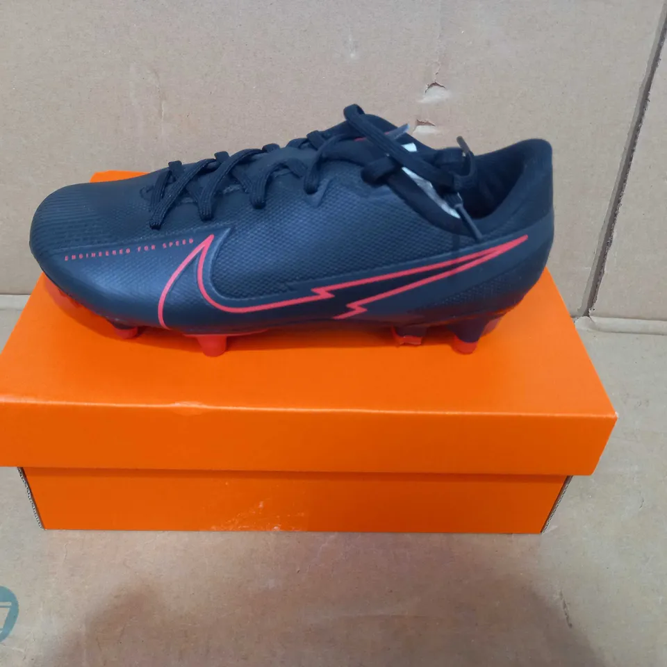 BOXED PAIR OF DESIGNER FOOTBALL SHOES IN THE STYLE OF NIKE IN BLACK/RED UK SIZE 12