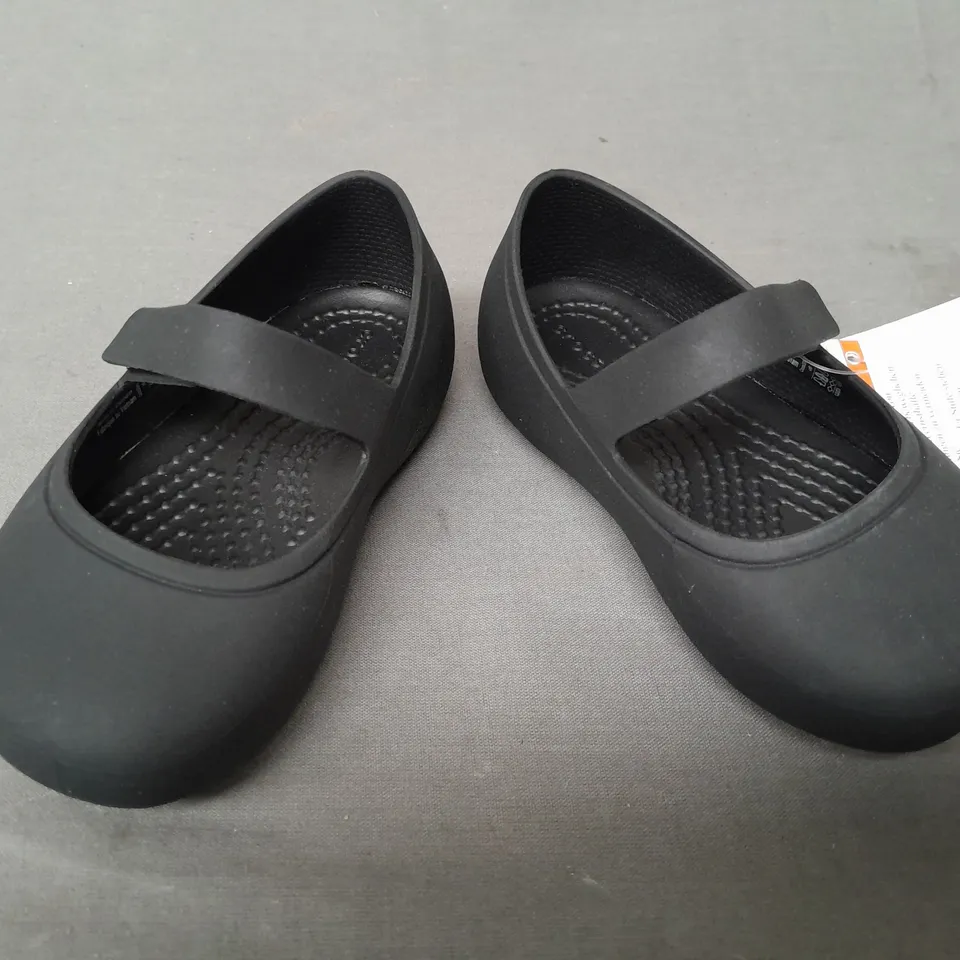 PAIR OF CROCS BROOKLYN MARY JANE FLAT TODDLER SHOES IN BLACK UK SIZE C6