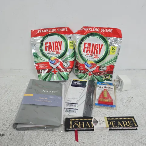 APPROXIMATELY 15 ASSORTED HOUSEHOLD ITEMS TO INCLUDE FAIR PLATINUM PLUS, BOOK FAN, SPIRIT LEVELER, ETC
