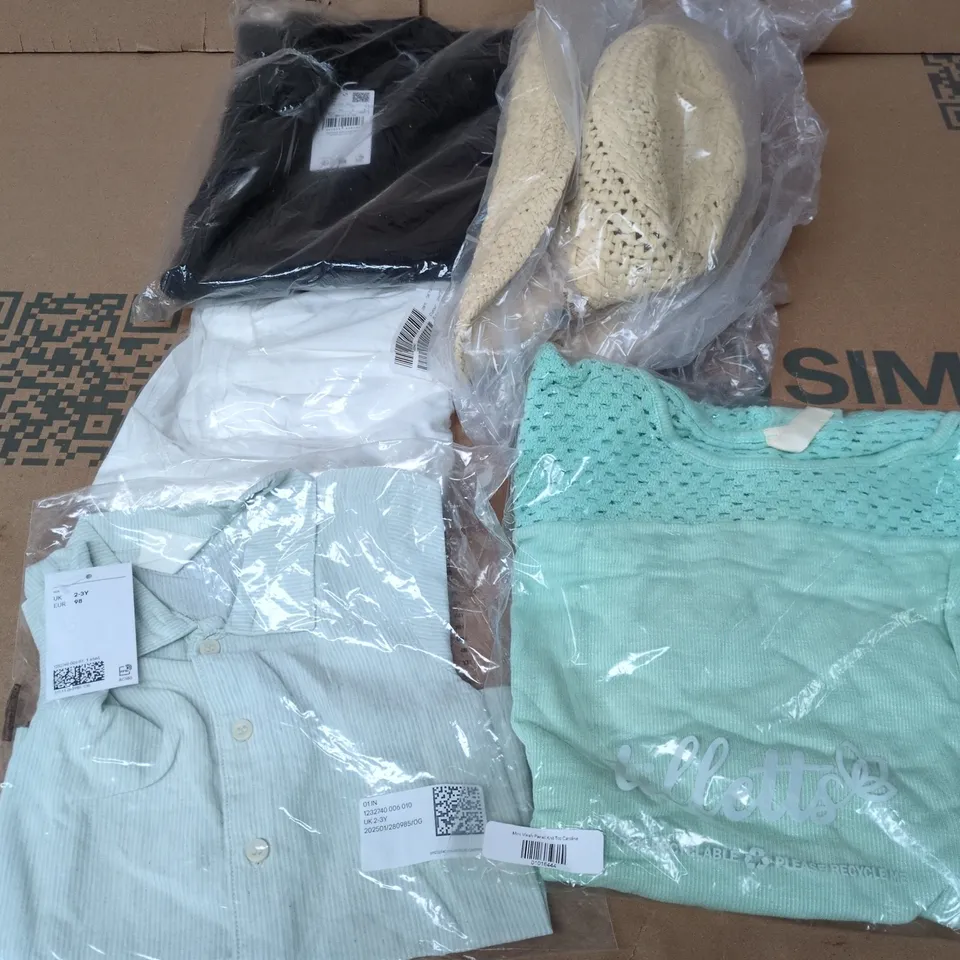 APPROXIMATELY 30 ASSORTED CLOTHING ITEMS IN VARIOUS SIZES, STYLES & COLOURS TO INCLUDE BRANDS SUCH AS TILLETTS, MNG, ZENO, ETC - COLLECTION ONLY
