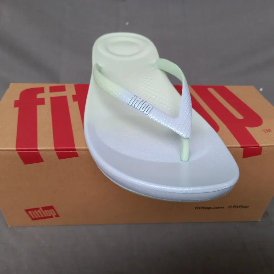 BOXED PAIR OF FITFLOP IQUSHION FLIP-FLOPS IN IRIDESCENT BLUE UK SIZE 7
