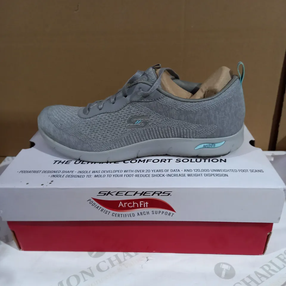 BOXED PAIR OF SKECHERS ARCH FIT LIGHT GREY TRAINERS IN GREY UK SIZE 7