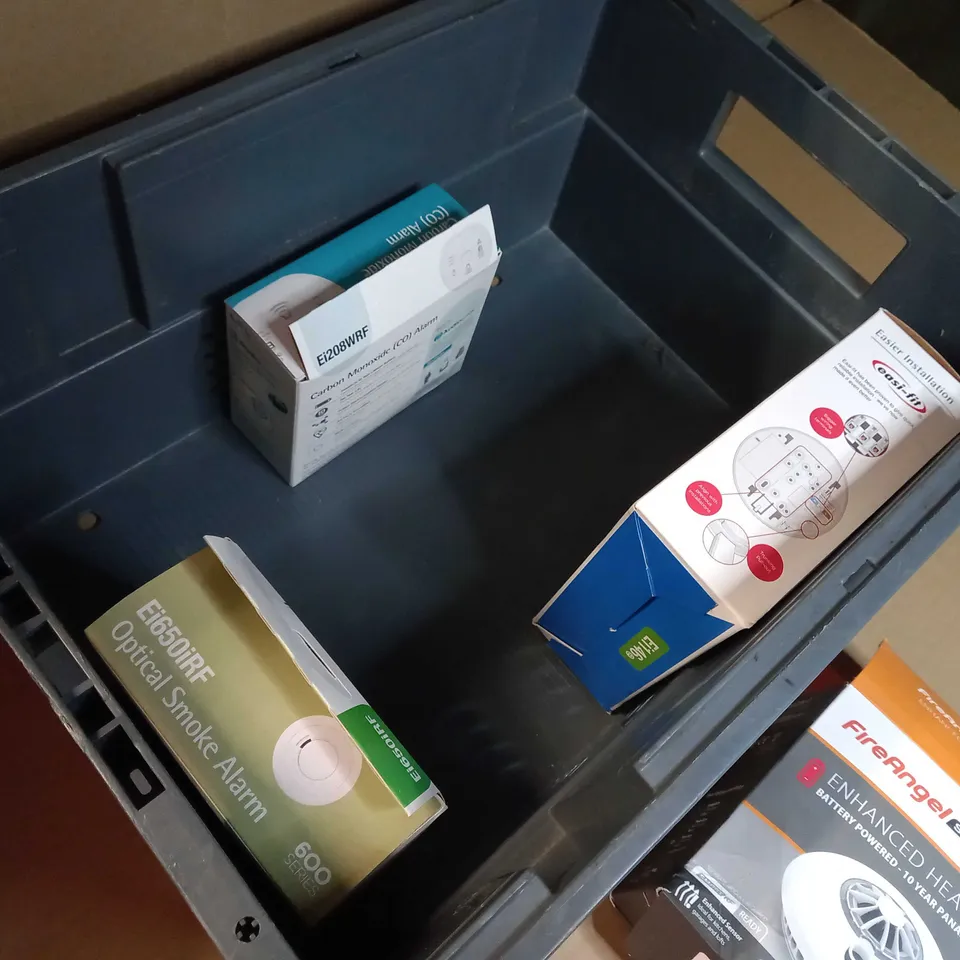 LOT OF APPROX 7 ASSORTED HOUSE HOLD ALARMS TO INCLUDE: CARBON MONOXIDE, ENHANCED HEAT ALARM, SMOKE ALARM