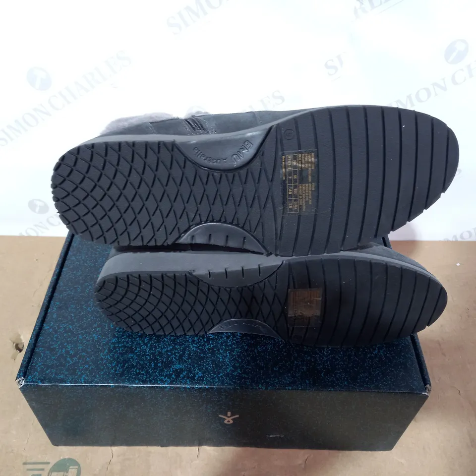 BOXED PAIR OF EMU AUSTRALIA BOOTS - SIZE 9