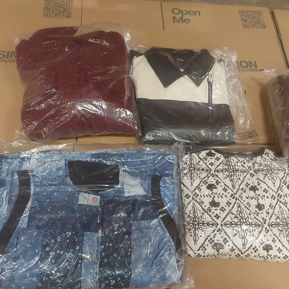 PALLET CONTAINING APPROXIMATELY 100x BRAND NEW ASSORTED DESIGNER CLOTHING ITEMS INCLUDING: JD WILLIAMS JACKETS, SIMPLY BE JACKETS ECT