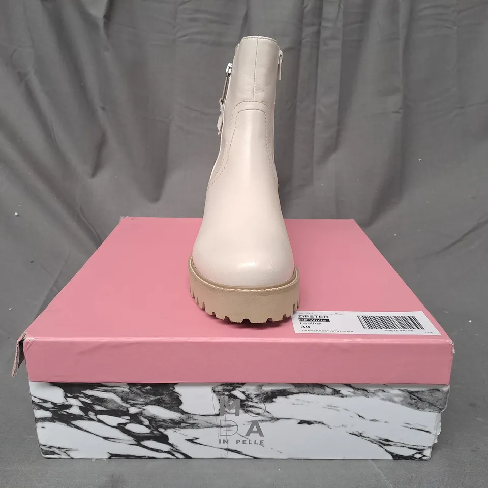 BOXED PAIR OF MODA IN PELLE ZIPSTER LEATHER BOOTS IN OFF WHITE SIZE 6