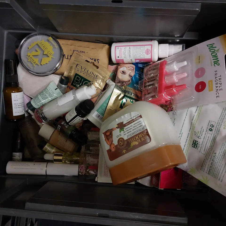 BOX OF APPROX 15 COSMETIC ITEMS TO INCLUDE MAYBELLINE ERASER CONCEALER, CERAVE SMOOTHING CREAM AND CHILDS FARM HAIR & BODY WASH