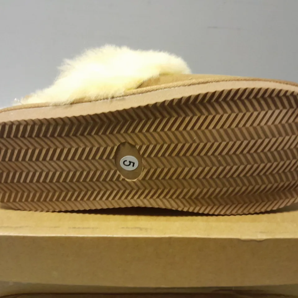 BOXED PAIR OF ARTHUR CAMERON DIASY SLIPPERS IN CHESTNUT - SIZE 5