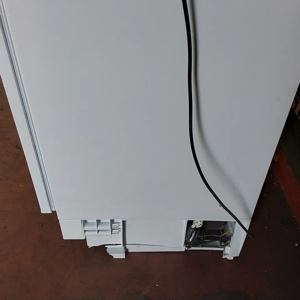  CDA FW284 IS A 60CM INTEGRATED/ UNDER COUNTER FREEZER