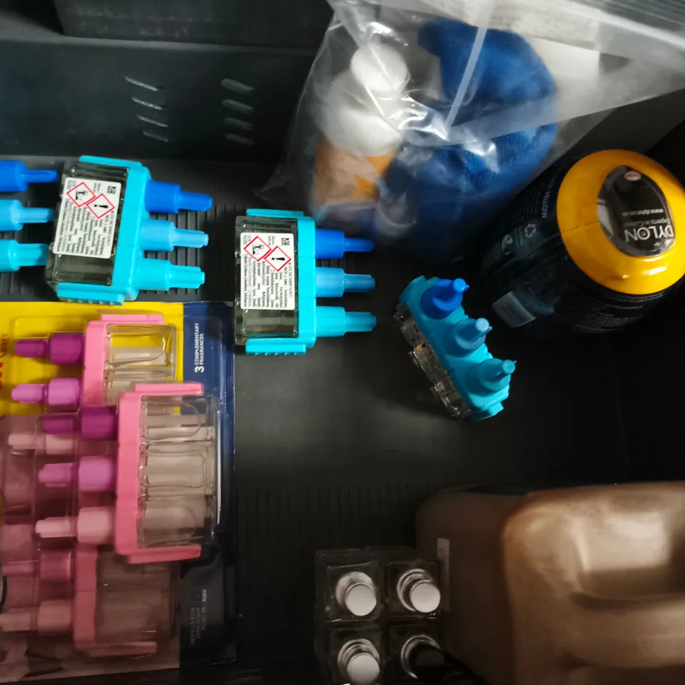 APPROXIMATELY 10 ASSORTED HOUSEHOLD ITEMS TO INCLUDE STICKY CLOUDY KRILL LIQUID (1L), PHYSIOLAB REUSABLE ICE, ETC