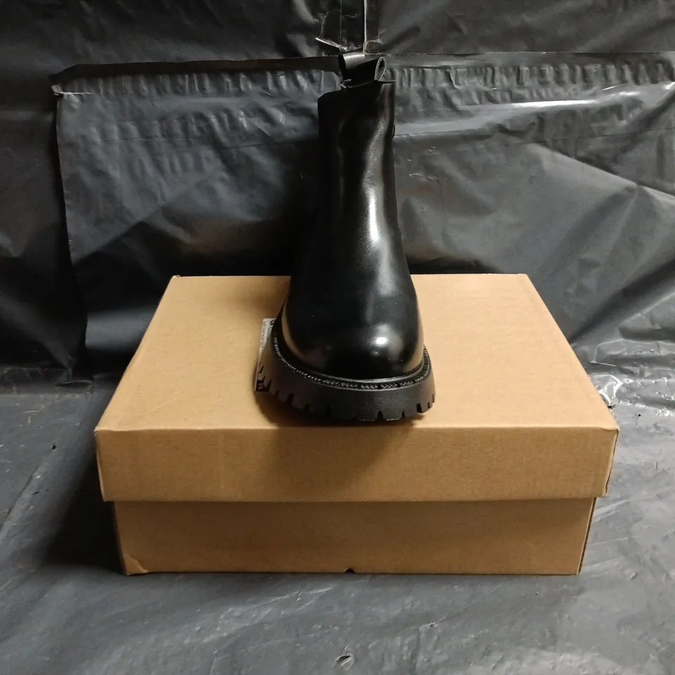 BOXED PAIR OF UNBRANDED CHELSEA ANKLE BOOTS IN BLACK SIZE EU 35