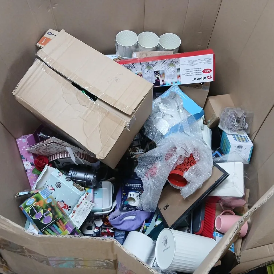 PALLET OF ASSORTED HOUSEHOLD PRODUCTS TO INCLUDE; BUBBLE BLASTER, VIA LA MODA WINE GLASSES, ECO COOK CAKE TIN, WALL ART, EVA CAMPING MAT, GRUNDIG SOLAR LAMP, CHRISTMAS CRACKERS, GIN/PROSECCO MONEY BOX