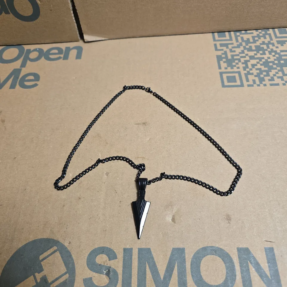 TRENDHIM ACCESSORIES BLACK ARROWHEAD PENDANT NECKLACE – LUCLEON BOXED