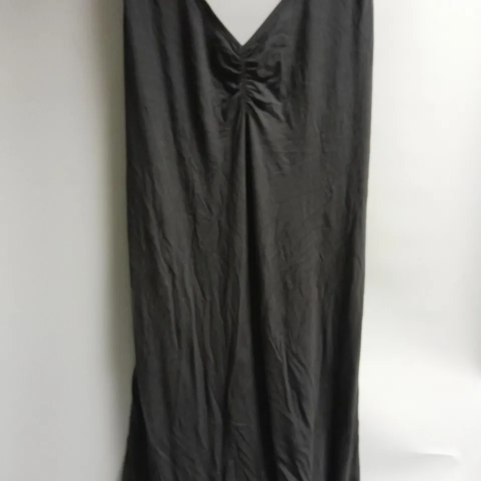 5 ASSORTED WOMEN'S CLOTHING TO INCLUDE DRESSES AND NIGHTWEAR 