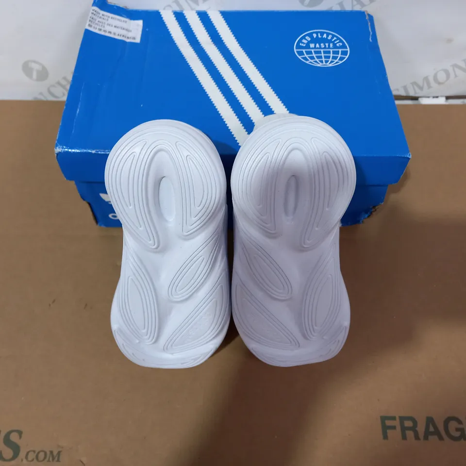 BOXED PAIR OF ADIDAS WHITE/MULTICLOURED STRIPED TRAINERS SIZE 8K