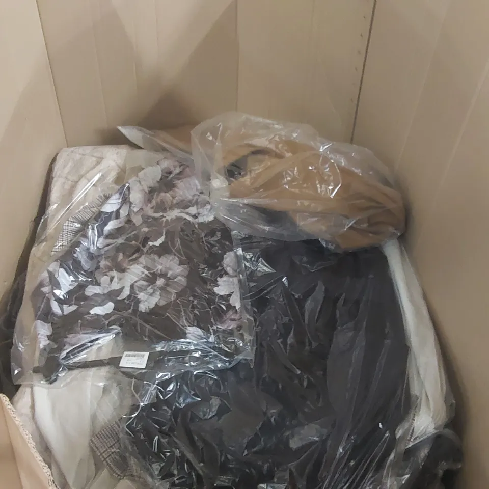 PALLET CONTAINING APPROXIMATELY 50x BRAND NEW ASSORTED DESIGNER CLOTHING ITEMS