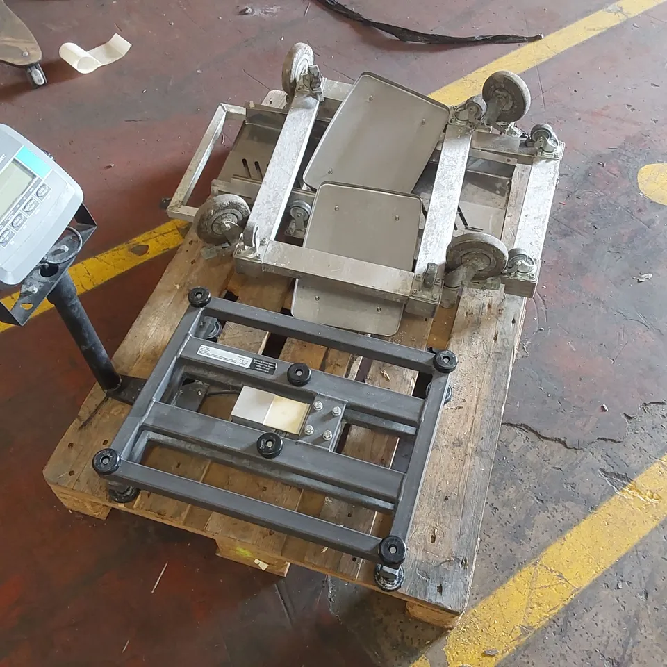 PALLET CONTAINING 1X HERBERT BPS700 SERIES SCALE BODY, ASSORTED PORTABLE SCALE TROLLEY BASES AND OTHER METAL ITEMS 