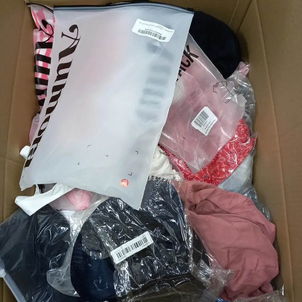 BOX OF APPROXIMATELY 22 ASSORTED CLOTHING ITEMS TO INCLUDE - SOCKS , T-SHIRT, JUMPER ETC