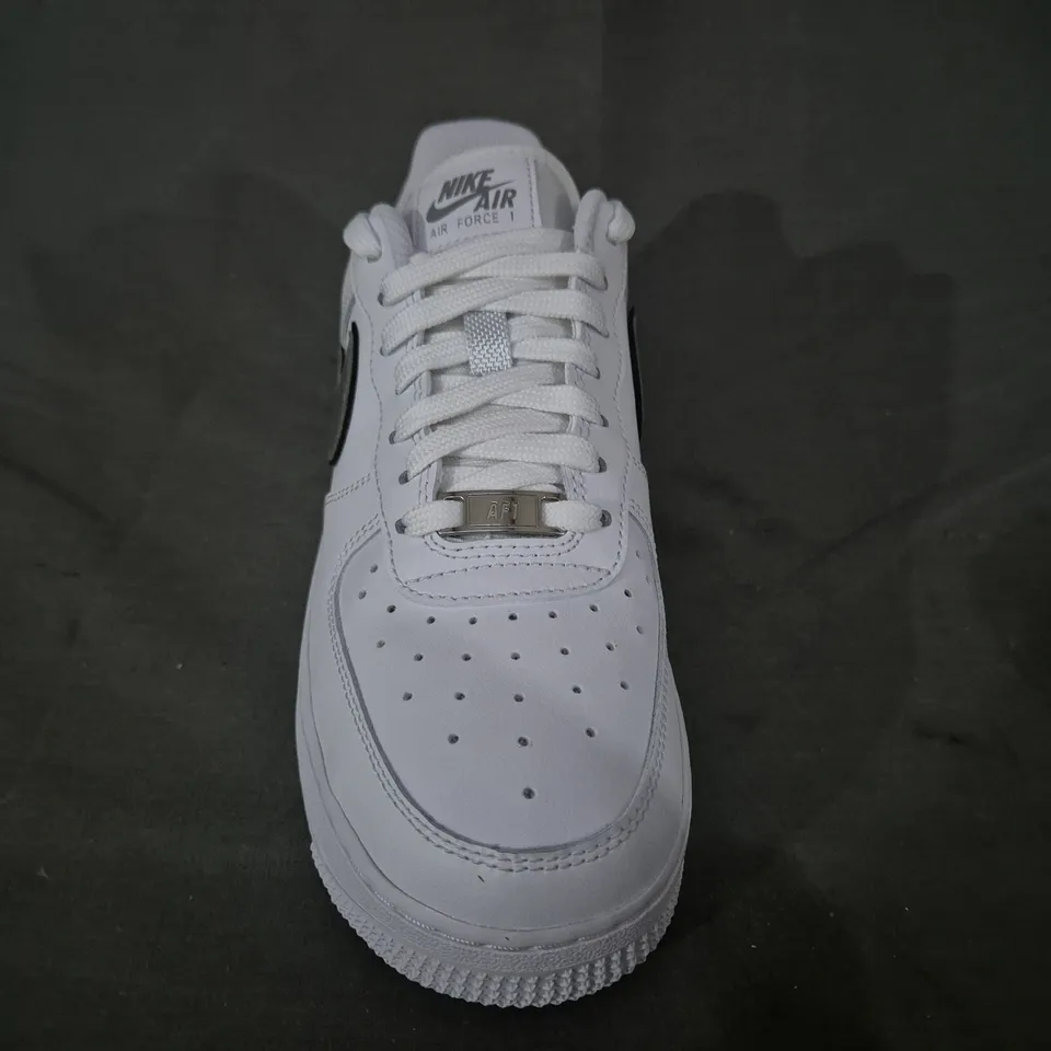 BOXED PAIR OF NIKE WOMEN'S AIR FORCE 1 '07 ESS SHOES IN WHITE/METALLIC SILVER UK SIZE 5.5