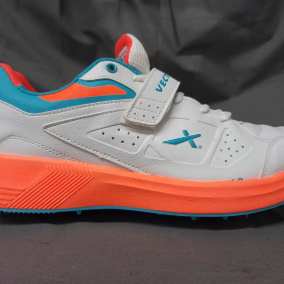 PAIR OF VECTOR CKT-200 STUDDED CRICKET SHOES IN WHITE/ORANGE/BLUE UK SIZE 10