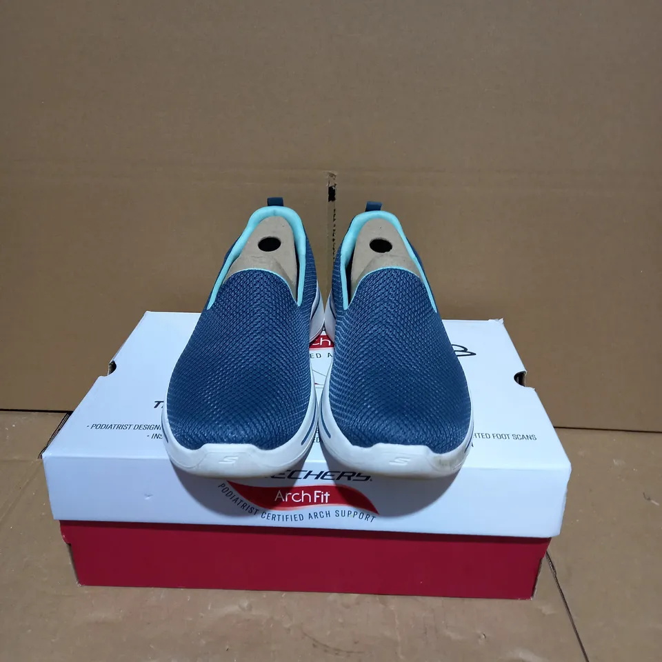 OUTLET SKECHERS GO WALK ARCH FIT GRATEFUL SLIP ON TRAINER SIZE 5.5