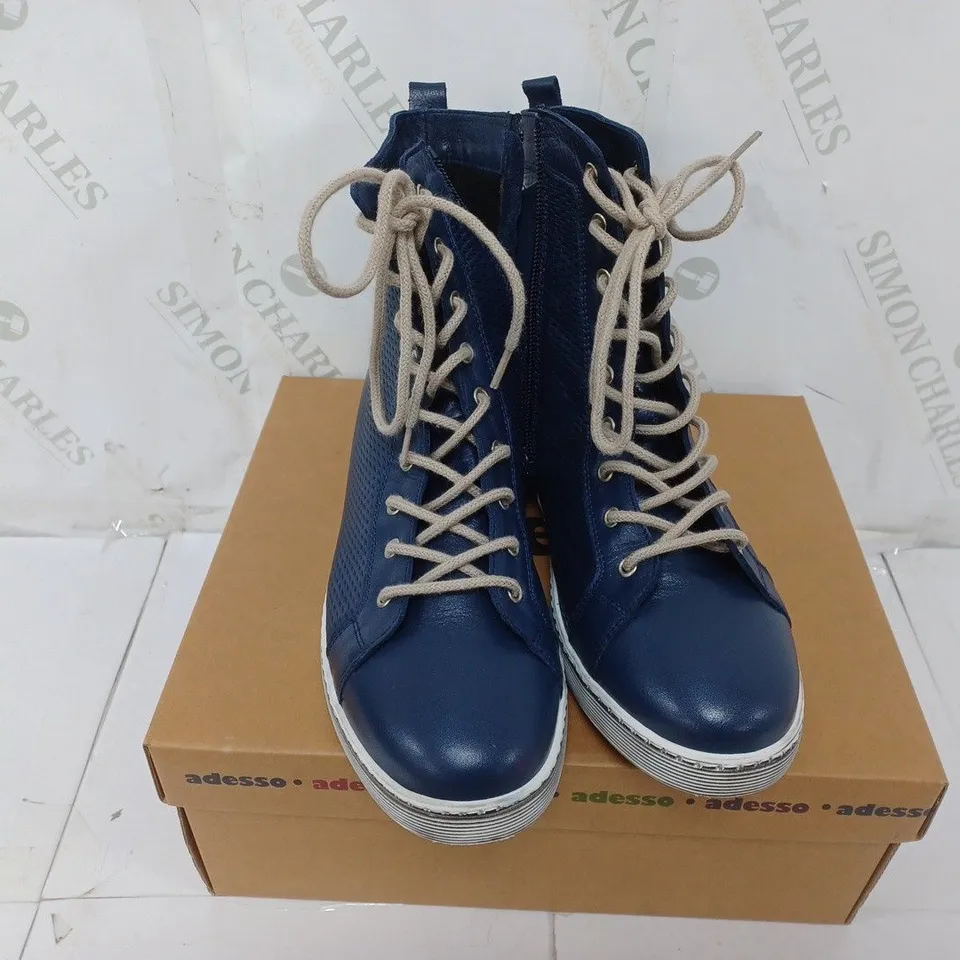 BOXED PAIR OF ADESSO BOOTS IN NAVY BLUE SIZE 7