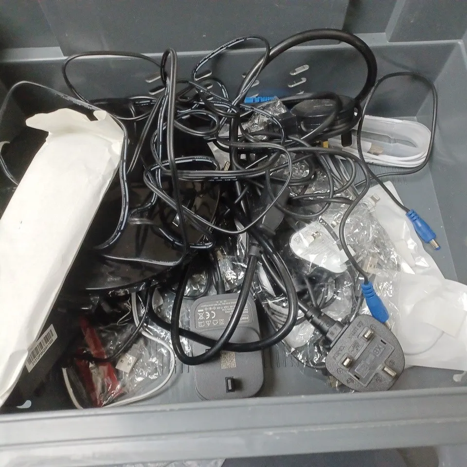 BOX OF APPROXIMATELY 8 ASSORTED ITEMS TO INCLUDE - SKY REMOTE & POWER SUPPLY , BT SMART HUB 2 , SAMSUNG 25W POWER ADAPTER ETC