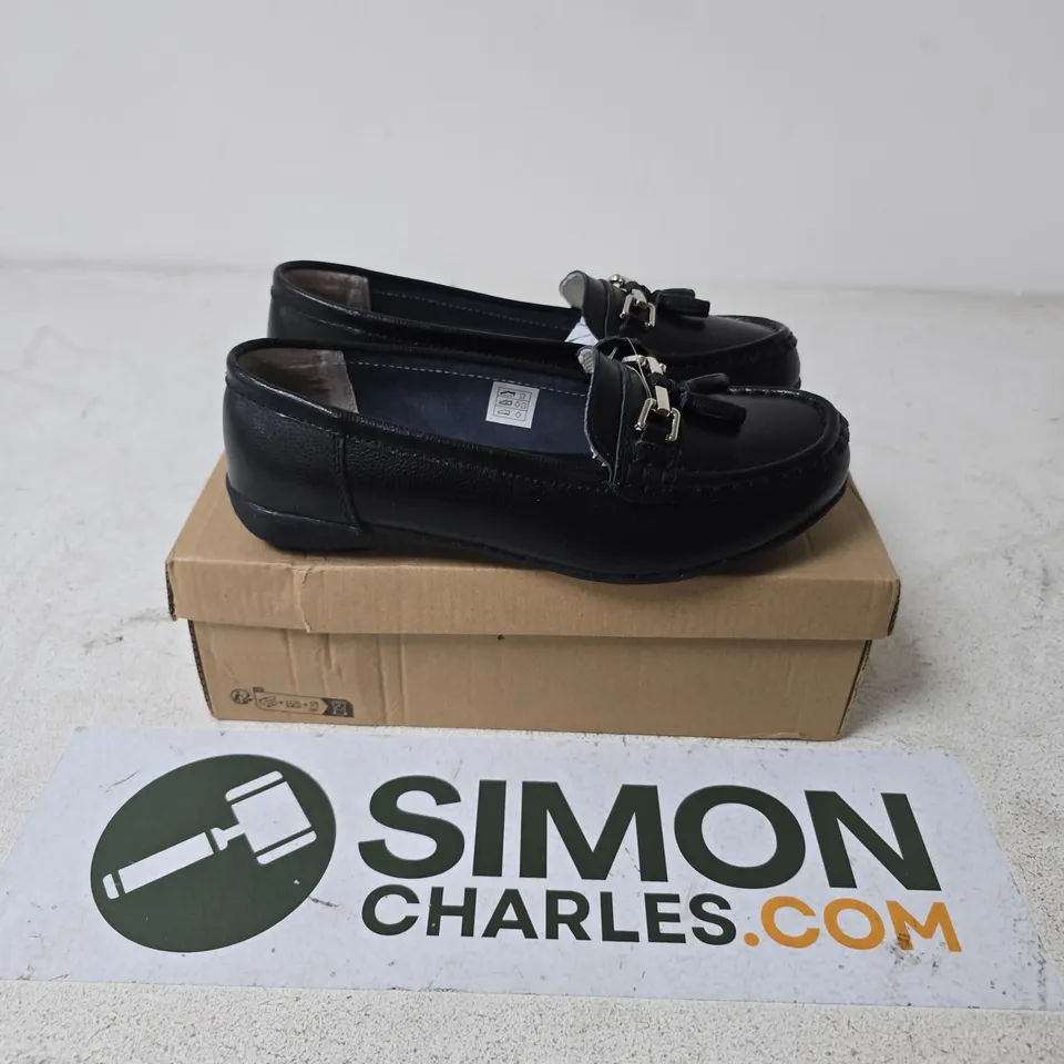 BOXED PAIR OF JO & JOE WIDE FIT NAUTICAL SHOES IN BLACK - UK 5
