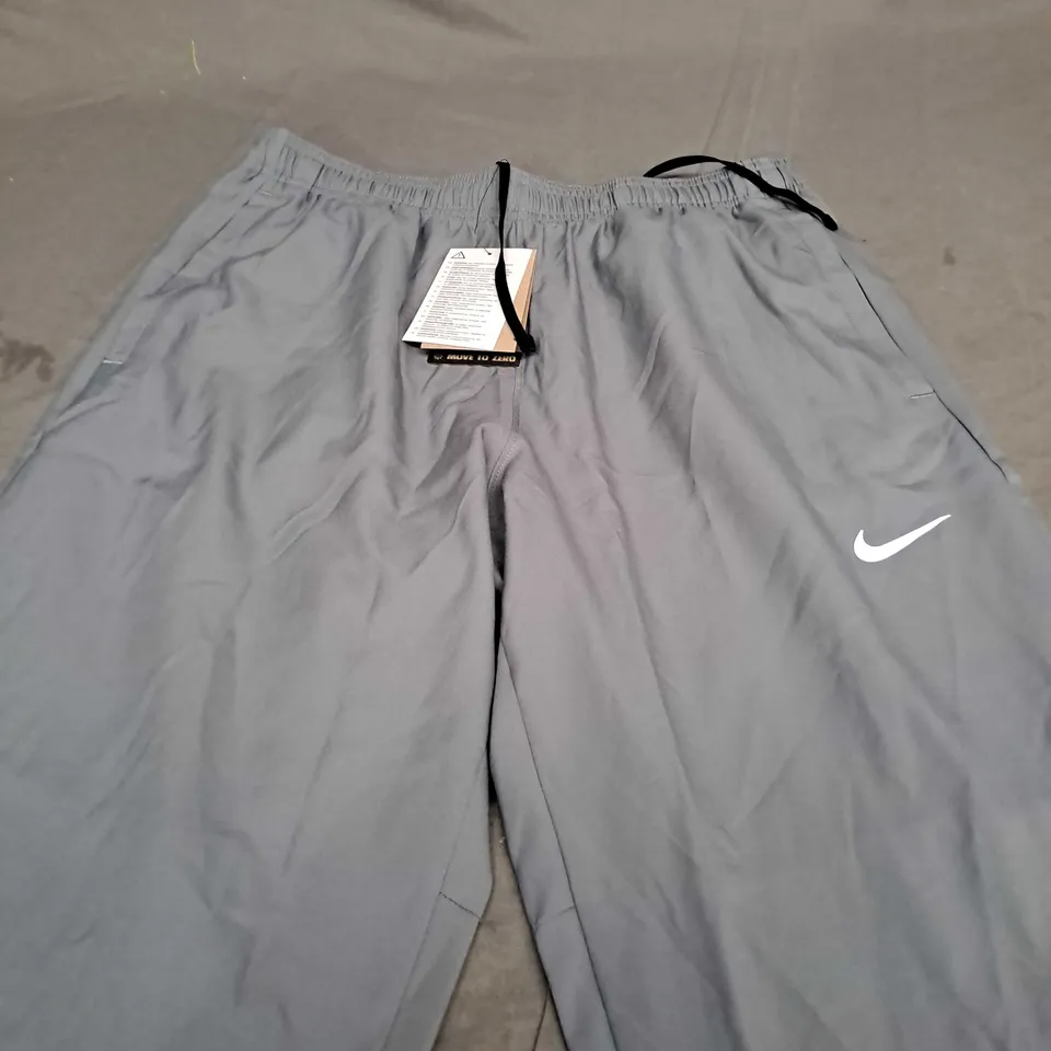 NIKE DRI FIT CHALL WOVEN PANTS IN SMOKE GREY - MEDIUM