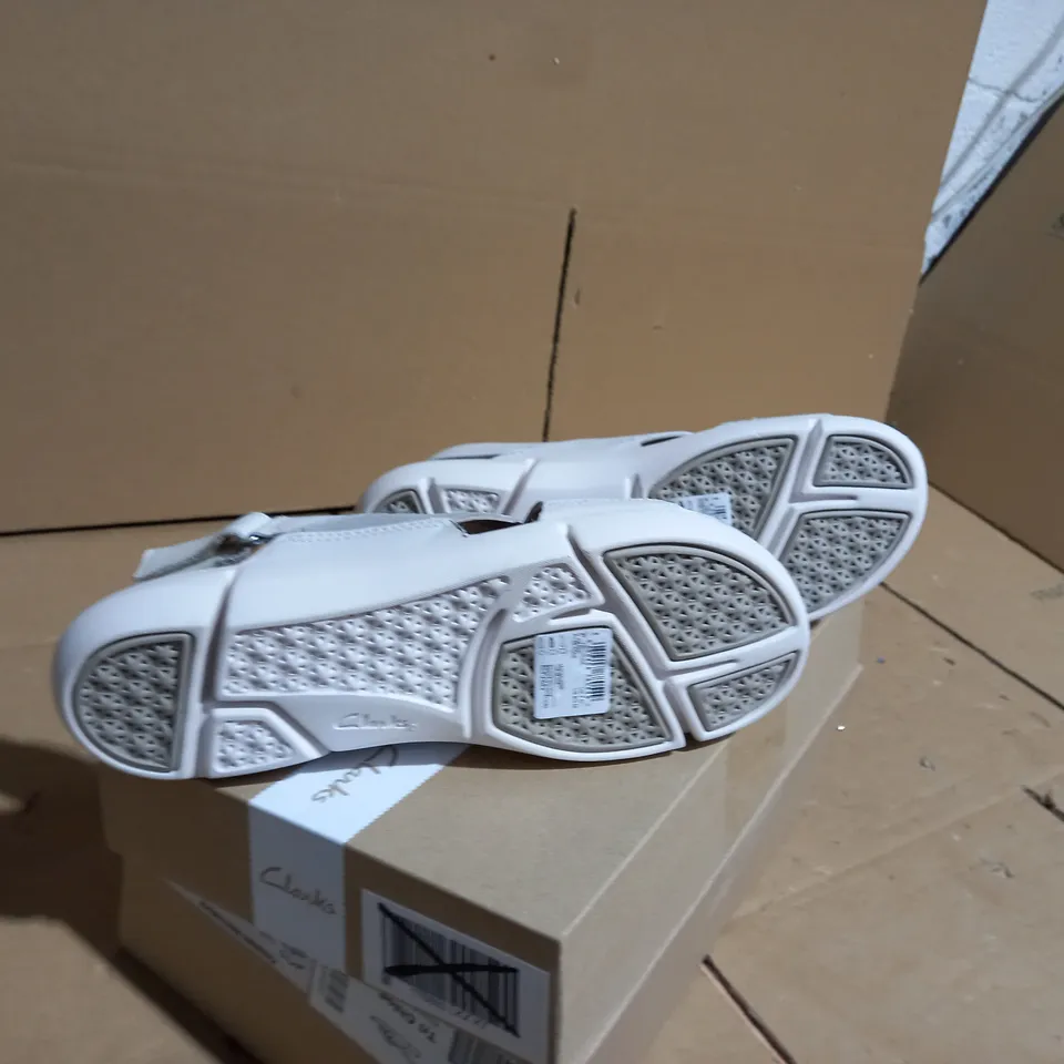 CLARKS TRI CHLOE WHITE/SILVER SANDALS SIZE 7