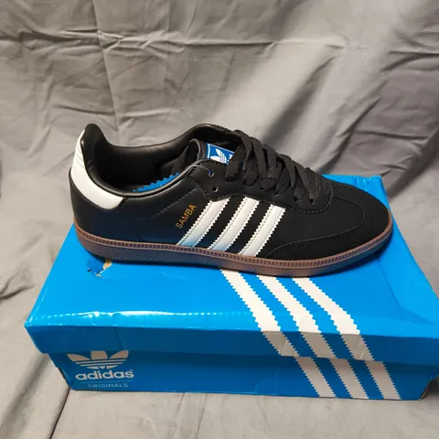 ADIDAS SAMBA VEGAN TRAINERS IN BLACK/WHITE - 7.5 