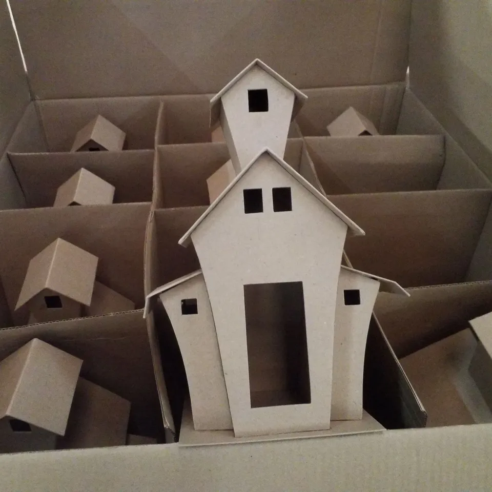 PALLET CONTAINING ASSORTED BRAND NEW HALLOWEEN PRODUCTS INCLUDING PLUSH PUMPKINS, MACHE HAUNTED HOUSES & GIFT BAGS