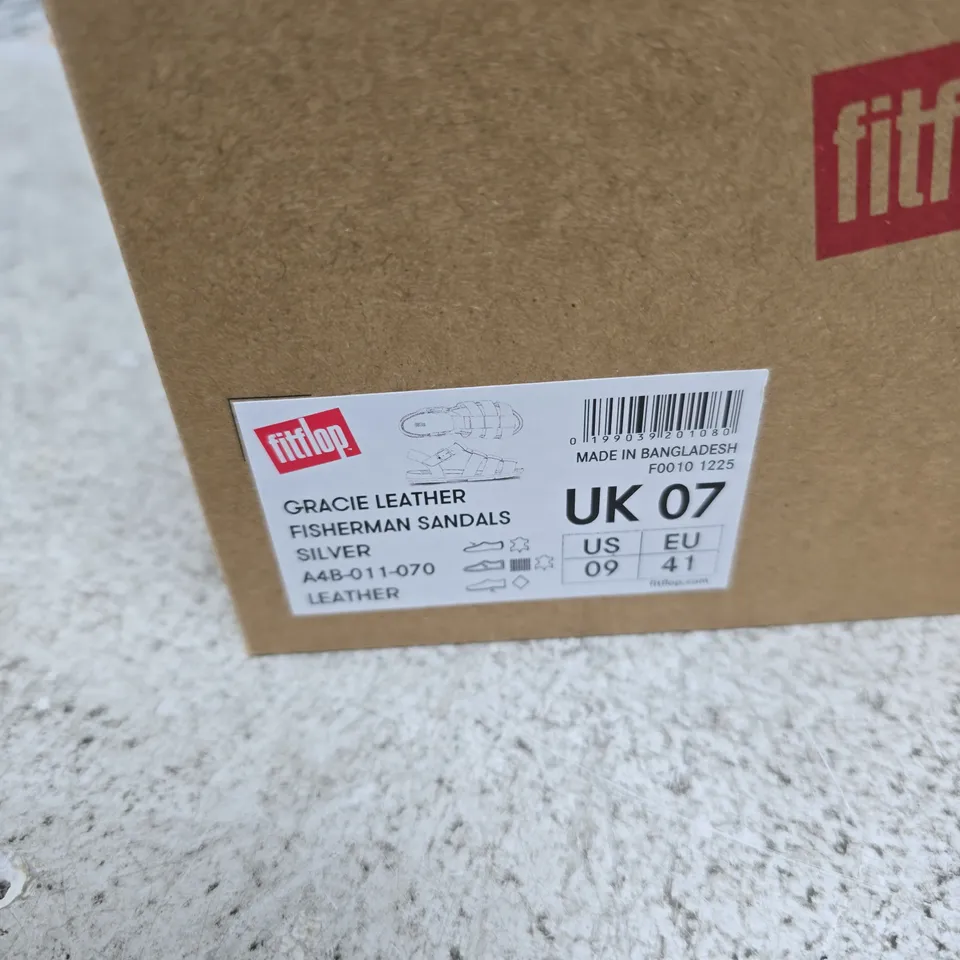 BOXED PAIR OF FITFLOP GRACIE LEATHER FISHERMAN SANDALS – SILVER, UK 7