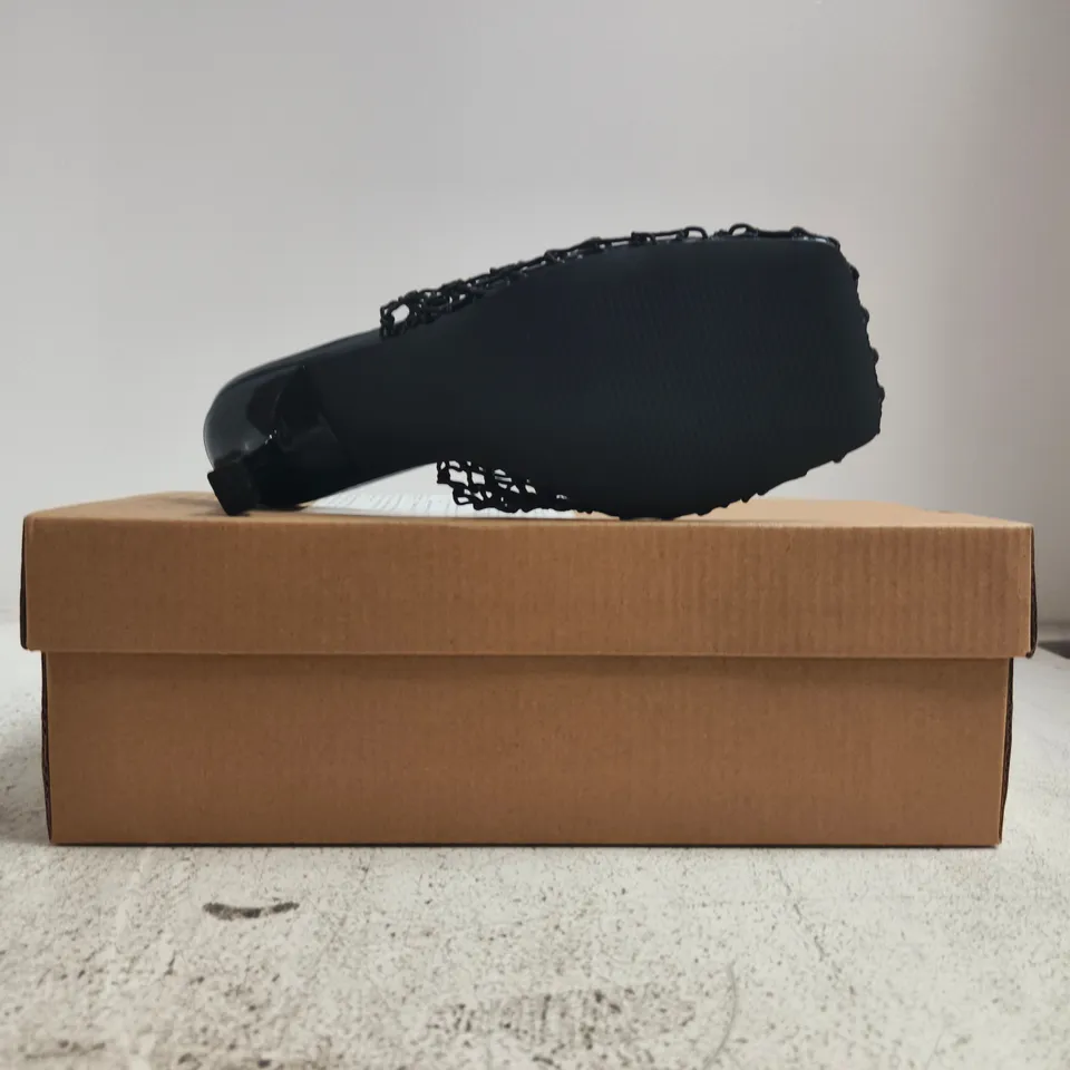 BOXED PAIR OF UNBRANDED SQUARE TOE HEELS W. NETTING IN BLACK SIZE EU 37
