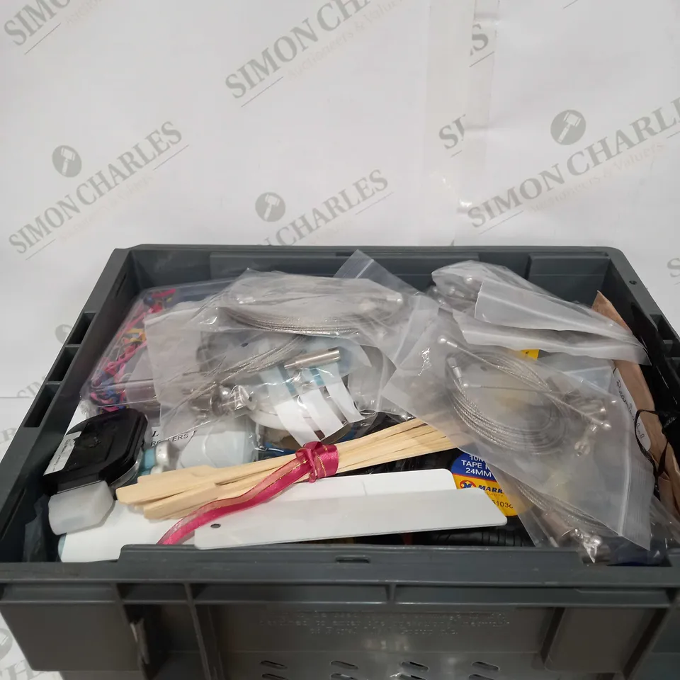 BOX TO CONTAIN APPROX 30 X ASSORTED HOUSEHOLD PRODUCTS, INCLUDES COMPUTER RAM STICK, TAPE MEASURE, FISHING ACCESSORIES ETC 