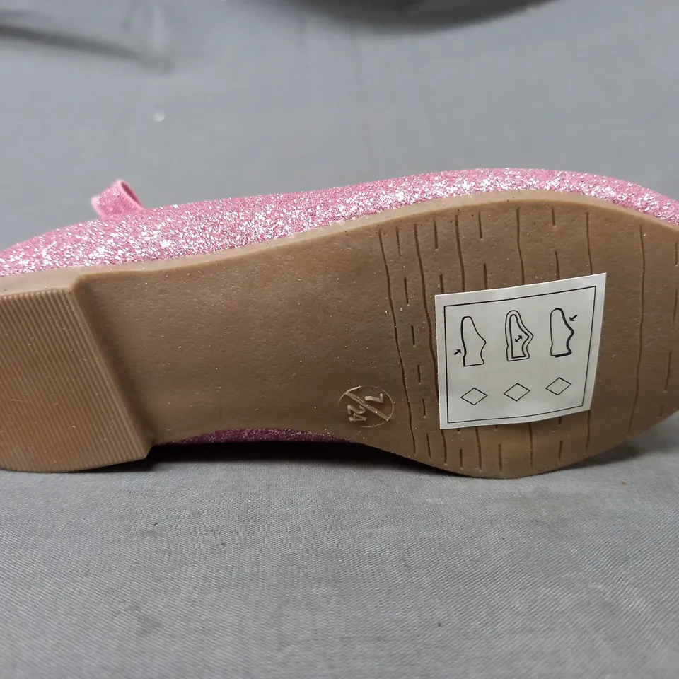 BOXED PAIR OF SKYROCKET INFANT SHOES IN PINK W. GLITTER EFFECT EU SIZE 24