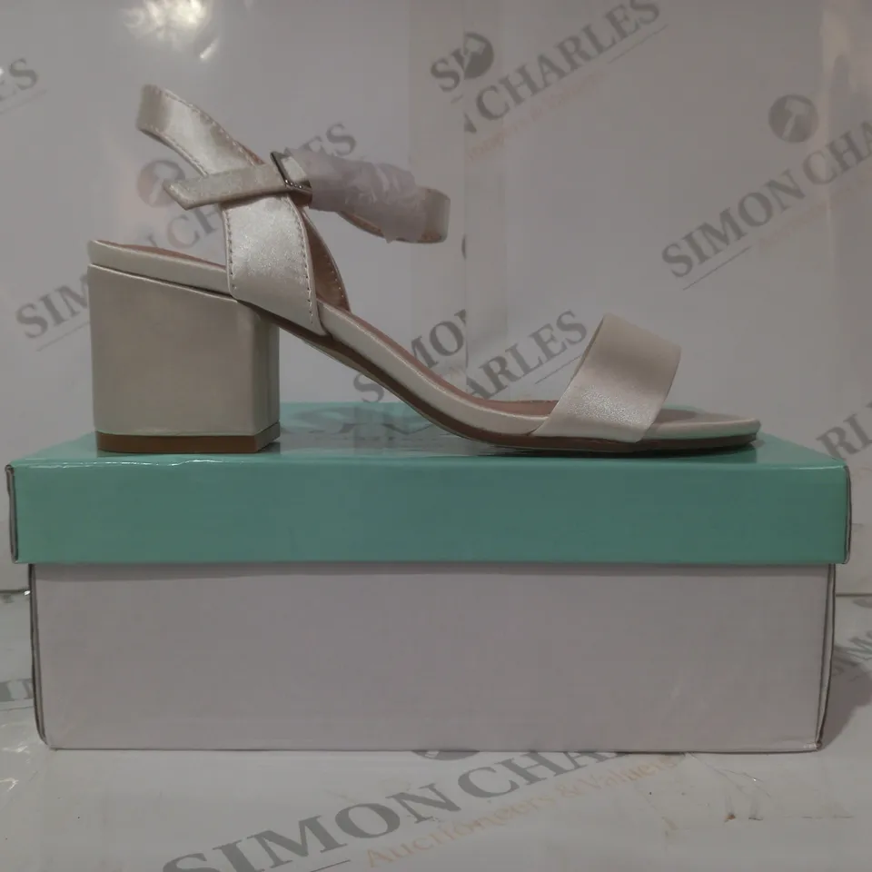 BOXED PAIR OF AJVANI COLLECTION HALLIE 3 IVORY SATIN OPEN TOE BLOCK HEEL SANDALS UK SIZE 3