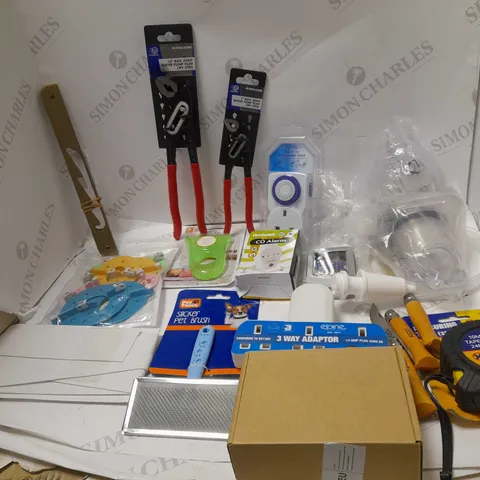 LOT OF ASSORTED ITEMS TO INCLUDE PET BRUSHES, ADAPTORS AND PLIERS
