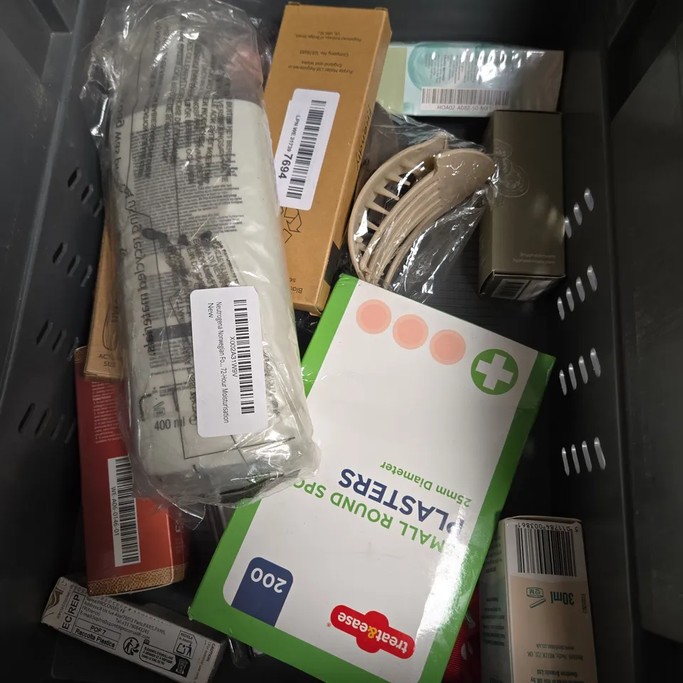 APPROXIMATEY 20 ASSORTED HEALTH AND BEAUTY PRODUCTS TO INCLUDE - HOLY GELS UV LAMP - GIVE ME SHAMPOO - WAVY CURL CREME - ETC