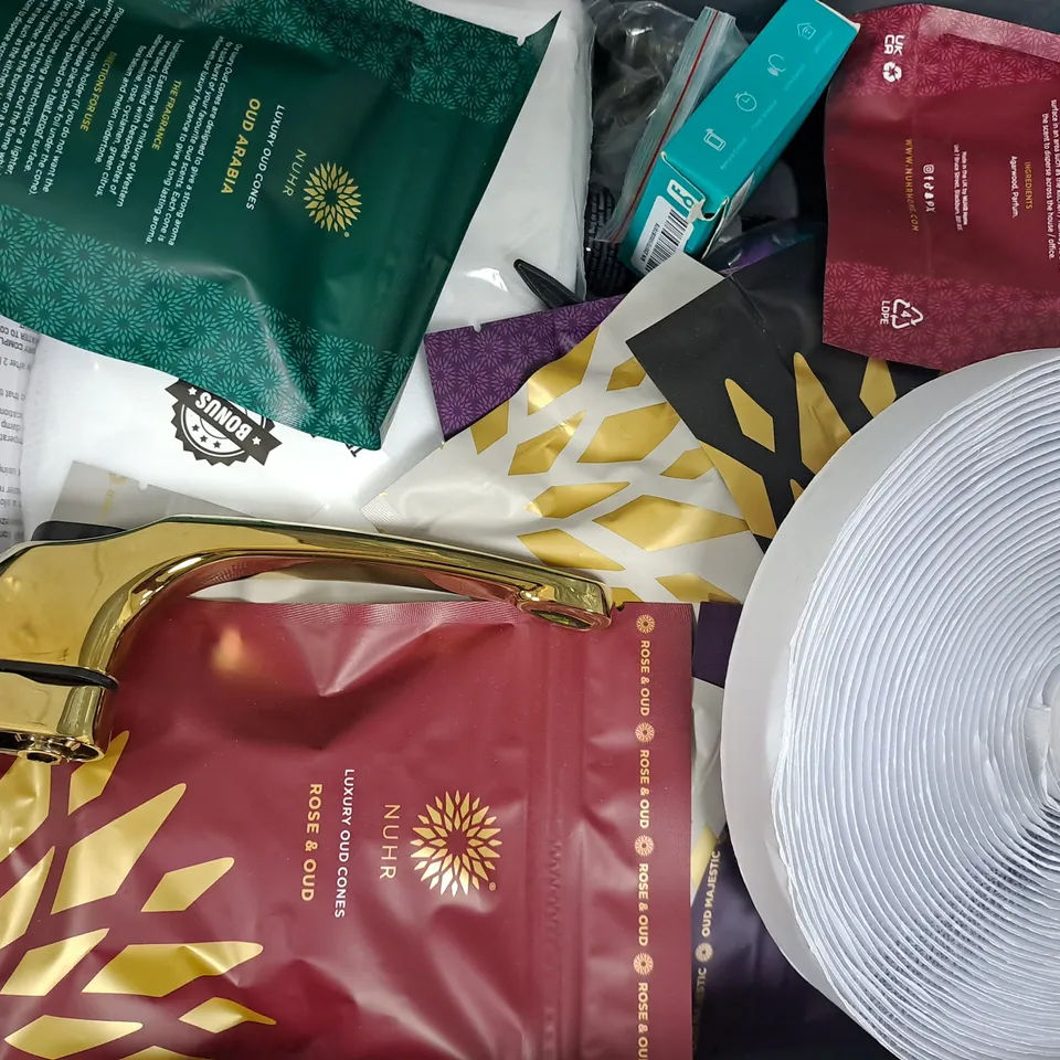 APPROXIMATELY 20 ASSORTED HOUSEHOLD ITEMS TO INCLUDE NUHR LUXURY OUD CONES, 831 MINI FLASHLIGHT, ETC