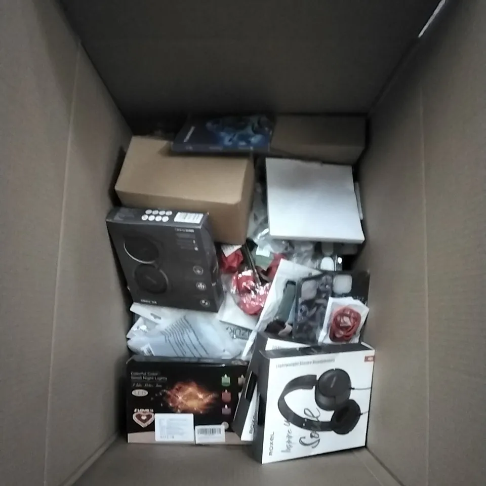 BOX TO CONTAIN LARGE AMOUNT OF MIXED ELECTRICAL ITEMS, ACCESSORIES ETC