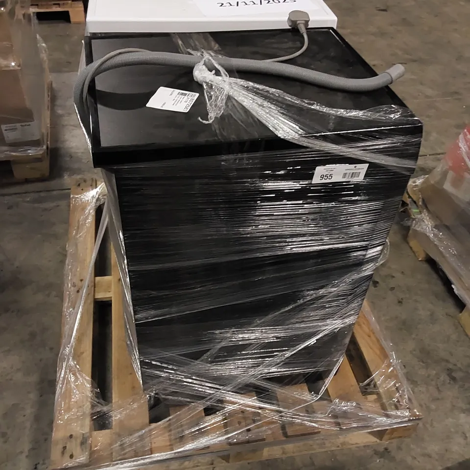 HISENSE FREESTANDING 6KG WASHING MACHINE WHITE AND CANDY FREESTANDING SLIMLINE DISHWASHER BLACK