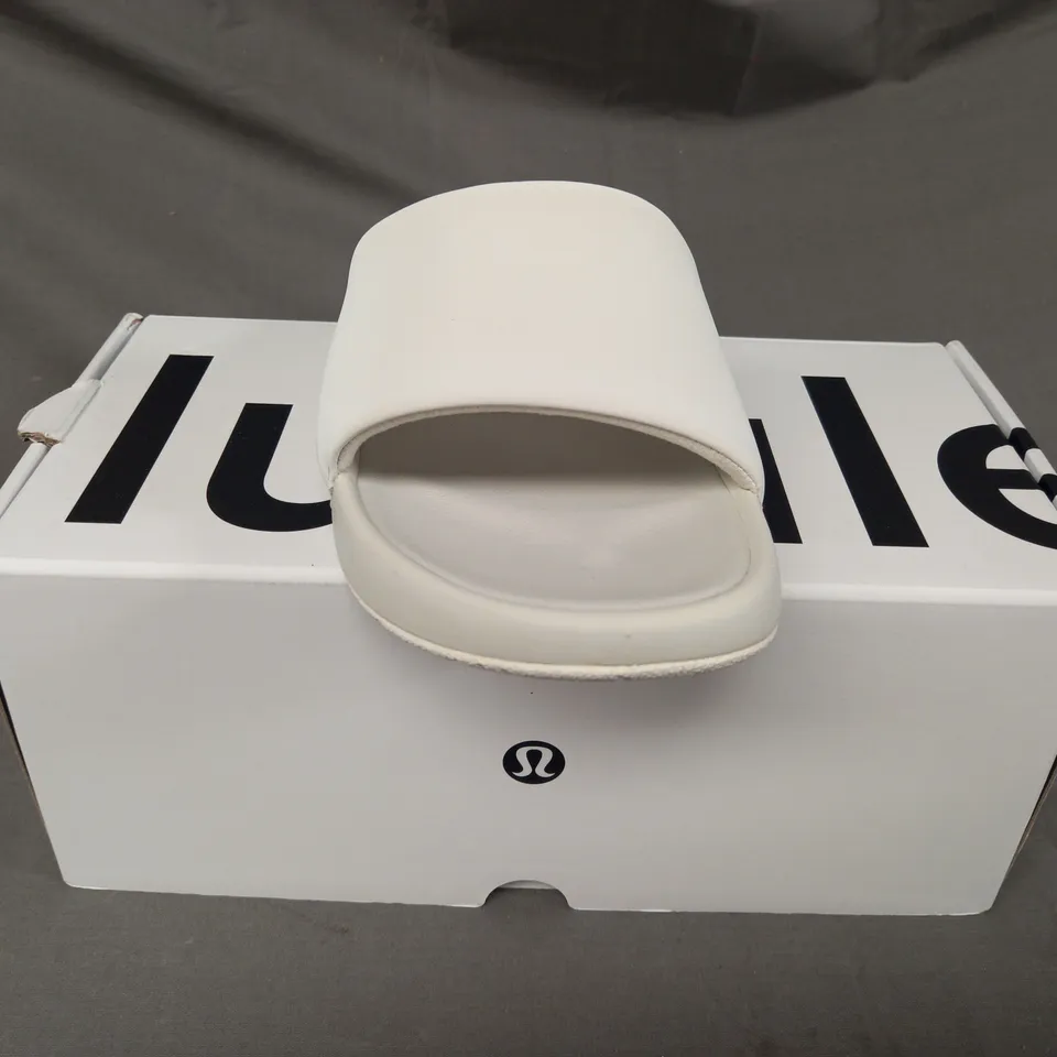 BOXED PAIR OF LULULEMON RESTFEEL SLIDERS IN BONE UK SIZE 3.5