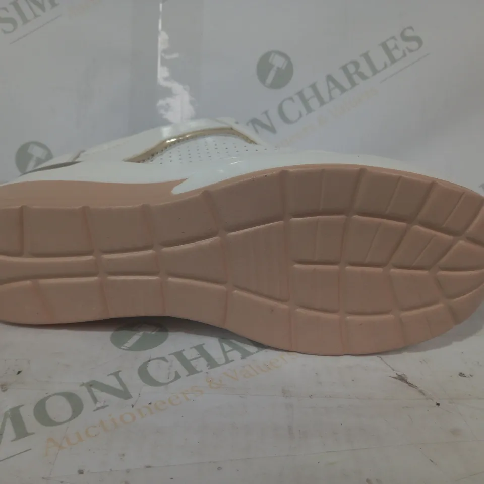 PAIR OF DESIGNER TRAINERS IN WHITE/METALLIC GOLD SIZE UNSPECIFIED